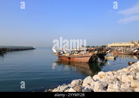 Kuwait City, Kuwait in Medio Oriente - 9 novembre 2024: Pescherecci al porto Foto Stock