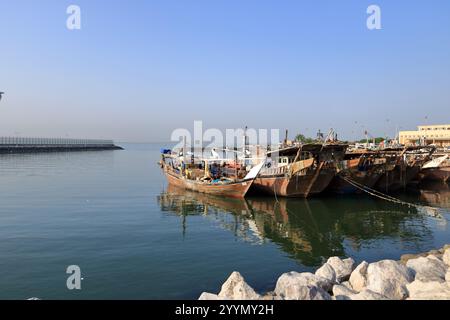 Kuwait City, Kuwait in Medio Oriente - 9 novembre 2024: Pescherecci al porto Foto Stock