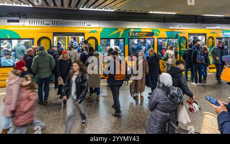 Stadtbahn Haltestelle Charlottenplatz, Stuttgarter Straßenbahnen AG, SSB. U5 nach Leinfelden. // 20.12.2024: Stoccarda, Baden-Württemberg, Deutschland, Europa *** fermata del tram Charlottenplatz, Stuttgarter Straßenbahnen AG, SSB U5 fino a Leinfelden 20 12 2024 Stoccarda, Baden Württemberg, Germania, Europa Foto Stock