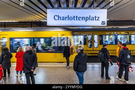 Stadtbahn Haltestelle Charlottenplatz, Stuttgarter Straßenbahnen AG, SSB. // 20.12.2024: Stoccarda, Baden-Württemberg, Deutschland, Europa *** fermata della ferrovia leggera Charlottenplatz, Stuttgarter Straßenbahnen AG, SSB 20 12 2024 Stoccarda, Baden Württemberg, Germania, Europa Foto Stock