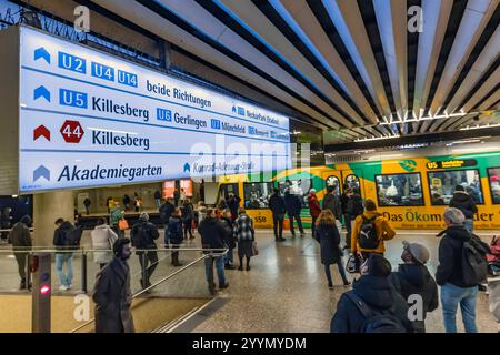 Stadtbahn Haltestelle Charlottenplatz, Stuttgarter Straßenbahnen AG, SSB. U5 nach Leinfelden. // 20.12.2024: Stoccarda, Baden-Württemberg, Deutschland, Europa *** fermata del tram Charlottenplatz, Stuttgarter Straßenbahnen AG, SSB U5 fino a Leinfelden 20 12 2024 Stoccarda, Baden Württemberg, Germania, Europa Foto Stock