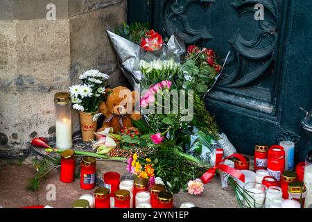 Magdeburgo Germania 22 dicembre 2024: Dopo l'attacco al mercato di Natale, la gente piange e dedica fiori, candele e giocattoli coccolati. Foto Stock