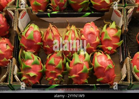 Scatola piena di Dragonfruit a Malaga, Andalusia, Spagna, Europa Foto Stock