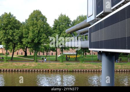 Saarbrücken, Saarland in Germania - 06 agosto 2024: Passeggiata lungo la riva del fiume Saar Foto Stock