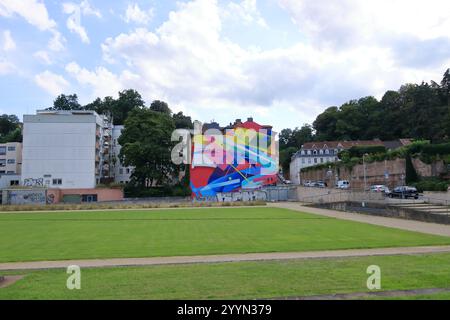 Saarbrücken, Saarland in Germania - 06 agosto 2024: Passeggiata lungo la riva del fiume Saar Foto Stock
