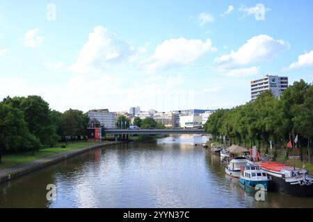 Saarbrücken, Saarland in Germania - 06 agosto 2024: Passeggiata lungo la riva del fiume Saar Foto Stock