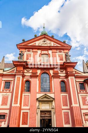 Facciata rossa della Basilica di San Giorgio (Bazilika sv. Jiří), la chiesa più antica all'interno del castello di Praga, costruita in stile romanico, Praga, Italia Foto Stock