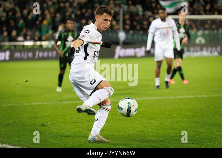 Brugge, Belgio. 22 dicembre 2024. Stefan Mitrovic dell'OHL raffigurato in azione durante una partita di calcio tra Cercle Brugge e Oud-Heverlee Leuven, domenica 22 dicembre 2024 a Brugge, il giorno 19 della stagione 2024-2025 della "Jupiler Pro League" prima divisione del campionato belga. BELGA FOTO KURT DESPLENTER credito: Belga News Agency/Alamy Live News Foto Stock