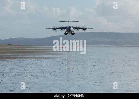 Belgian Air Force Atlas, A400M che effettua atterraggi naturali di superficie su pembrey Sands in Galles Foto Stock