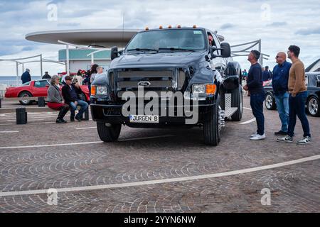 Ammirando un enorme camion Ford F650 in un raduno dell'American Car Club of Malta, Qawra Foto Stock
