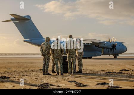 Belgian Air Force Atlas, A400M che effettua atterraggi naturali di superficie su pembrey Sands in Galles Foto Stock