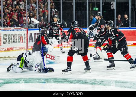 Germania. 22 dicembre 2024. Eishockey Penny-DEL 29.Spieltag Koelner Haie - Straubing Tigers AM 22.12.2024 in der Lanxess Arena a Koeln Tor zum 0:2 durch Taylor Leier ( Straubing ), nicht im Bild Gemaess den Vorgaben der DEL Deutsche Eishockey Liga ist die Publikation und Weiterverwertung der Aufnahmen in elektronischen Medien und Endgeraessaeten Foto: Revierfoto credito: ddp media GmbH/Alamy Live News Foto Stock