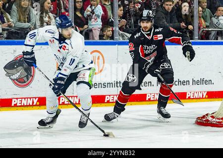 Germania. 22 dicembre 2024. Eishockey Penny-DEL 29.Spieltag Koelner Haie - Straubing Tigers AM 22.12.2024 in der Lanxess Arena a Koeln Michael Clarke ( Straubing ), Links - Maximilian Gloetzl ( Koeln ), rechts Gemaess den Vorgaben der DEL Deutsche Eishockey Liga ist die Publikation und Weiterverwertung der Aufnahmen in elektronischen Mediahren Endwaehmen in Spiehren Spiefnahmen. Foto: Revierfoto credito: ddp media GmbH/Alamy Live News Foto Stock