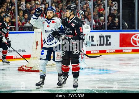 Germania. 22 dicembre 2024. Eishockey Penny-DEL 29.Spieltag Koelner Haie - Straubing Tigers AM 22.12.2024 in der Lanxess Arena a Koeln J.C. Lipon ( Straubing ), Links - Louis-Marc Aubry ( Koeln ), rechts Gemaess den Vorgaben der DEL Deutsche Eishockey Liga ist die Publikation und Weiterverwertung der Aufnahmen in elektronischen Mediahren Foto: Revierfoto credito: ddp media GmbH/Alamy Live News Foto Stock