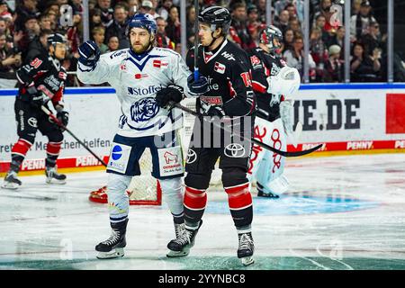 Germania. 22 dicembre 2024. Eishockey Penny-DEL 29.Spieltag Koelner Haie - Straubing Tigers AM 22.12.2024 in der Lanxess Arena a Koeln J.C. Lipon ( Straubing ), Links - Louis-Marc Aubry ( Koeln ), rechts Gemaess den Vorgaben der DEL Deutsche Eishockey Liga ist die Publikation und Weiterverwertung der Aufnahmen in elektronischen Mediahren Foto: Revierfoto credito: ddp media GmbH/Alamy Live News Foto Stock