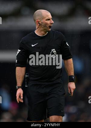 Londra, Regno Unito. 22 dicembre 2024. Londra, Inghilterra - 2024 22 dicembre: Arbitro Tim Robinson durante la partita di Premier League 2024/25 tra Fulham FC e Southampton FC al Craven Cottage il 22 dicembre 2024 a Londra, Inghilterra. (Foto di David Horton/SPP) (David Horton/SPP) credito: SPP Sport Press Photo. /Alamy Live News Foto Stock