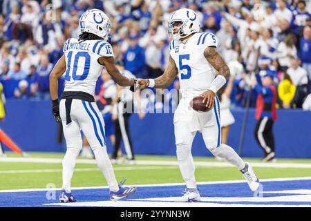 Indianapolis, Indiana, Stati Uniti. 22 dicembre 2024. Il quarterback degli Indianapolis Colts Anthony Richardson (5) e il wide receiver degli Indianapolis Colts Adonai Mitchell (10) celebrano il touchdown durante la gara NFL contro i Tennessee Titans al Lucas Oil Stadium di Indianapolis, Indiana. John Mersits/CSM/Alamy Live News Foto Stock