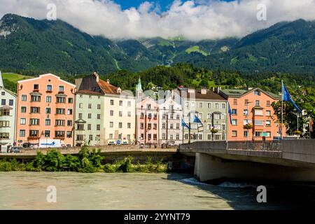 Alte Innbrücke o Ponte Vecchio sul Danubio, città vecchia, Innsbruck, Tirolo, Austria. Foto Stock