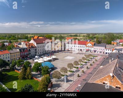 Skyline estivo paesaggio urbano di Czarnków, Wielkopolska, Polonia. Vista panoramica aerea della città vecchia e di Plac Wolności Foto Stock