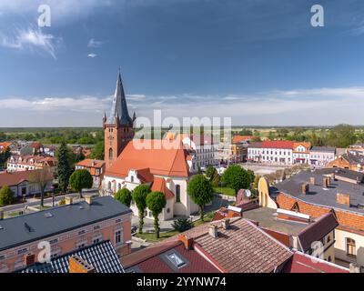 Skyline estivo paesaggio urbano di Czarnków, Wielkopolska, Polonia. Vista panoramica aerea della città vecchia e di Plac Wolności Foto Stock