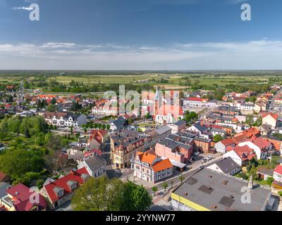 Skyline estivo paesaggio urbano di Czarnków, Wielkopolska, Polonia. Vista panoramica aerea della città vecchia e di Plac Wolności Foto Stock