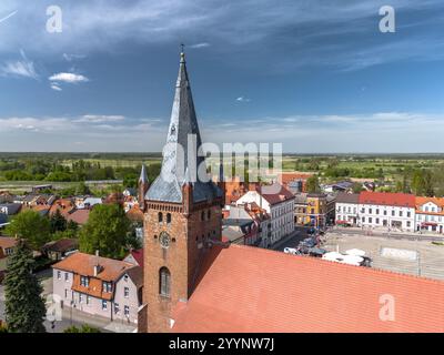 Skyline estivo paesaggio urbano di Czarnków, Wielkopolska, Polonia. Vista panoramica aerea della città vecchia e di Plac Wolności Foto Stock