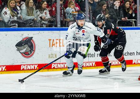 Germania. 22 dicembre 2024. Eishockey Penny-DEL 29.Spieltag Koelner Haie - Straubing Tigers AM 22.12.2024 in der Lanxess Arena a Koeln Marcel Brandt ( Straubing ), Links - Robin van Calster ( Koeln ), rechts Gemaess den Vorgaben der DEL Deutsche Eishockey Liga ist die Publikation und Weiterverwertung der Aufnahmen in elektronischen Foto: Revierfoto credito: ddp media GmbH/Alamy Live News Foto Stock