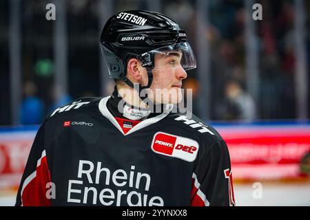 Germania. 22 dicembre 2024. Eishockey Penny-DEL 29.Spieltag Koelner Haie - Straubing Tigers AM 22.12.2024 in der Lanxess Arena a Koeln Justin Schuetz ( Koeln ) Gemaess den Vorgaben der DEL Deutsche Eishockey Liga ist die Publikation und Weiterverwertung der Aufnahmen in elektronischen Medien und Endgeraeten aller Art waehrend des Spiehrend des zlauden Spiessiehren Spiessel nicht. Foto: Revierfoto credito: ddp media GmbH/Alamy Live News Foto Stock