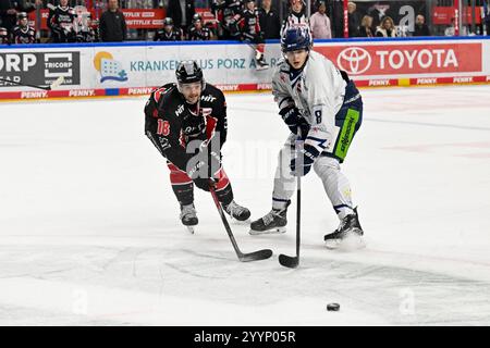 Eishockey DEL - 24/25 - 29. Spieltag: Kölner Haie vs Straubing Tigers am 22.12.2024 im in der LANXESS arena in Köln Straubings Joshua Samanski (Nr.8) gegen Kölns Joshua Currie (Nr.18) foto: Osnapix Foto Stock