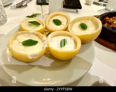 Gelato al sorbetto al limone con buccia servito al piatto sul tavolo della cena al ristorante Foto Stock