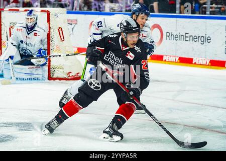 Germania. 22 dicembre 2024. Eishockey Penny-DEL 29.Spieltag Koelner Haie - Straubing Tigers AM 22.12.2024 in der Lanxess Arena a Koeln Juhani Tyrvaeinen ( Koeln ), vorne - Justin Braun ( Straubing ), hinten Gemaess den Vorgaben der Deutsche Eishockey Liga ist die Publikation und Weiterverwertung der Aufnahmen in Foto: Revierfoto credito: ddp media GmbH/Alamy Live News Foto Stock