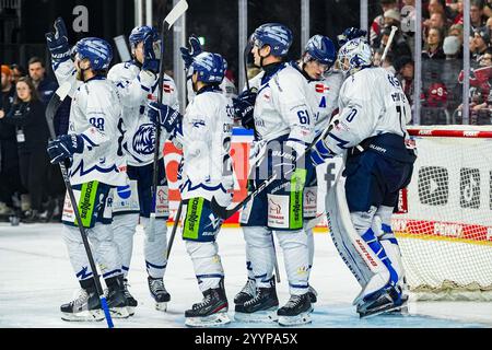 Germania. 22 dicembre 2024. Eishockey Penny-DEL 29.Spieltag Koelner Haie - Straubing Tigers AM 22.12.2024 in der Lanxess Arena a Koeln Straubings Spieler gratulieren Ihrem Torwart Zane McIntyre ( Straubing ), rechts - zum Sieg Gemaess den Vorgaben der DEL Deutsche Eishockey Liga ist die Publikation und Weiterverwertung der Aufnahmen und Foto: Revierfoto credito: ddp media GmbH/Alamy Live News Foto Stock