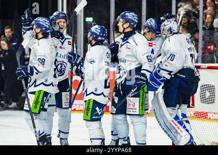 Germania. 22 dicembre 2024. Eishockey Penny-DEL 29.Spieltag Koelner Haie - Straubing Tigers AM 22.12.2024 in der Lanxess Arena a Koeln Straubings Spieler gratulieren Ihrem Torwart Zane McIntyre ( Straubing ), rechts - zum Sieg Gemaess den Vorgaben der DEL Deutsche Eishockey Liga ist die Publikation und Weiterverwertung der Aufnahmen und Foto: Revierfoto credito: ddp media GmbH/Alamy Live News Foto Stock