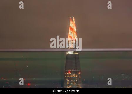 The Shard di Londra illuminato con luci festive di notte Foto Stock
