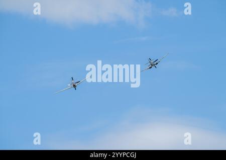 Sola, Norvegia - 16 giugno 2024: Vickers Supermarine Spitfire Mk XVI e North American P-51D Mustang eseguono un'esibizione Foto Stock