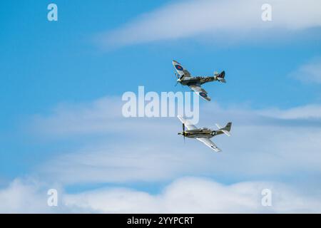 Sola, Norvegia - 16 giugno 2024: Vickers Supermarine Spitfire Mk XVI e North American P-51D Mustang eseguono un'esibizione Foto Stock