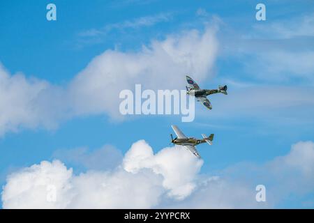 Sola, Norvegia - 16 giugno 2024: Vickers Supermarine Spitfire Mk XVI e North American P-51D Mustang eseguono un'esibizione Foto Stock