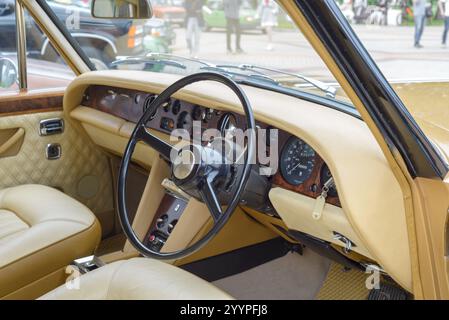 Abitacolo, abitacolo, volante, cruscotto di un'auto Rolls-Royce Silver Shadow in una parata d'auto retrò. Cheboksary, Russia. 15 giugno 2024 Foto Stock