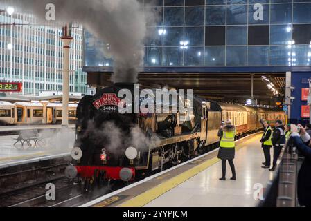 Londra, Regno Unito. 21 dicembre 2024. Le persone scattano foto del treno Santa Steam Express in partenza dalla stazione Victoria di Londra. Il Santa Steam Express Train è tornato alla quarta volta a Londra il 20 e 21 dicembre. L'evento è gestito da Steam Dreams Rail Co. I viaggiatori possono incontrare Babbo Natale e altri personaggi natalizi durante il viaggio. (Immagine di credito: © Krisztian Elek/SOPA Images via ZUMA Press Wire) SOLO PER USO EDITORIALE! Non per USO commerciale! Foto Stock