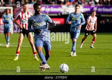 Rotterdam - Jorrel Hato della AFC Ajax passa la palla durante il diciassettesimo round di competizione della stagione Eredivisie 2024/2025. La partita è ambientata tra Sparta Rotterdam e Ajax a Het Kasteel il 22 dicembre 2024 a Rotterdam, nei Paesi Bassi. (VK Sportphoto/Rene Nijhuis) Foto Stock