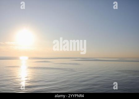 Buenos Aires, Argentina. 1 giugno 2023. Il Rio de la Plata, un estuario tra Argentina e Uruguay, è visto all'alba da un traghetto tra Buenos Aires e Colonia de Sacramento, Uruguay. (Foto di Apolline Guillerot-Malick/SOPA Images/Sipa USA) credito: SIPA USA/Alamy Live News Foto Stock