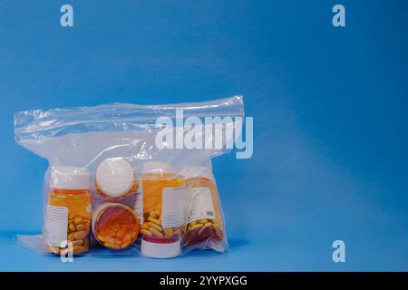 Un sacchetto di plastica contenente più bottiglie RX per una prescrizione. Foto Stock