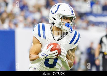 Indianapolis, Indiana, Stati Uniti. 22 dicembre 2024. Il wide receiver degli Indianapolis Colts Anthony Gould (6) corre con la palla durante la gara NFL contro i Tennessee Titans al Lucas Oil Stadium di Indianapolis, Indiana. John Mersits/CSM (immagine di credito: © John Mersits/Cal Sport Media). Crediti: csm/Alamy Live News Foto Stock