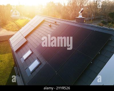 Pannelli fotovoltaici sul tetto di una casa unifamiliare Foto Stock