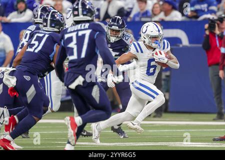 Indianapolis, Indiana, Stati Uniti. 22 dicembre 2024. Il wide receiver degli Indianapolis Colts Anthony Gould (6) Gould corre dopo aver ricevuto un passaggio durante la partita tra i Tennessee Titans e gli Indianapolis Colts al Lucas Oil Stadium di Indianapolis, Indiana. (Credit Image: © Scott Stuart/ZUMA Press Wire) SOLO PER USO EDITORIALE! Non per USO commerciale! Foto Stock