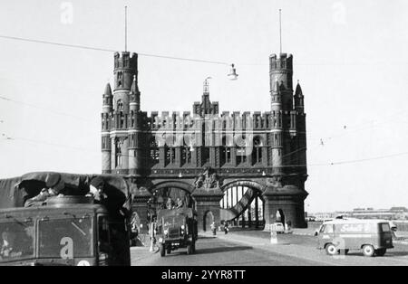 Soldati britannici dell'esercito britannico del Reno che attraversano il ponte di Elbbrücken ad Amburgo, Germania Ovest, 1953-54. Foto Stock