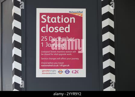 Stazione di Liverpool Street con cartelli informativi sulla chiusura nel periodo natalizio a causa di lavori di ingegneria, Londra, Regno Unito Foto Stock