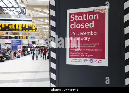 Stazione di Liverpool Street con cartelli informativi sulla chiusura nel periodo natalizio a causa di lavori di ingegneria, Londra, Regno Unito Foto Stock