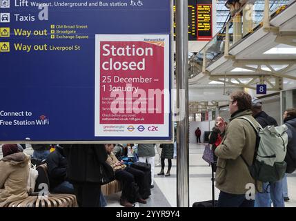 Stazione di Liverpool Street con cartelli informativi sulla chiusura nel periodo natalizio a causa di lavori di ingegneria, Londra, Regno Unito Foto Stock