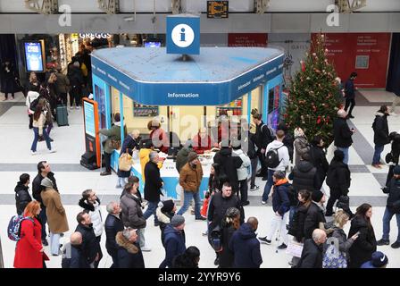 Stazione di Liverpool Street con cartelli informativi sulla chiusura nel periodo natalizio a causa di lavori di ingegneria, Londra, Regno Unito Foto Stock